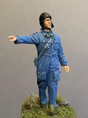 Italian tank man pointing