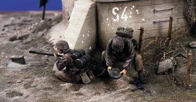 Minedigger & Flamethrower (2 figures)