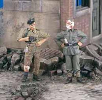 Wounded German Soldier WWII (2 figures)