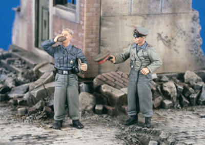 War Souvenirs (2 figures)