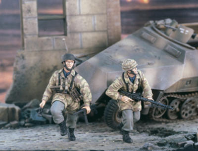 German Paras Running (2 Figures)